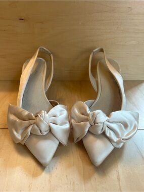 Seychelles Neve Satin Bow Slingback Kitten
Heels in Ivory size 8